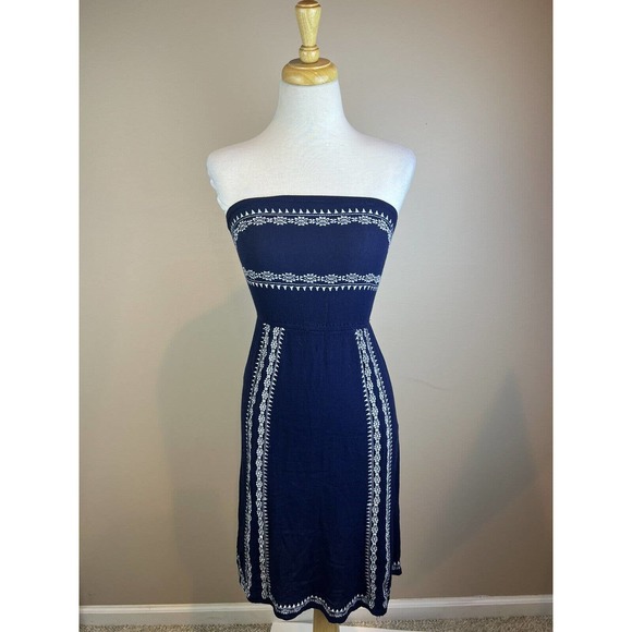 Astr Dresses & Skirts - 💥 Anthropologie- ASTR - strapless dress. Embrodiered white on Navy